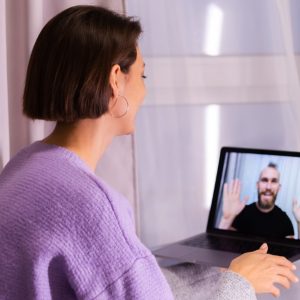 vista-lateral-jovem-conversando-com-terapeuta (1)